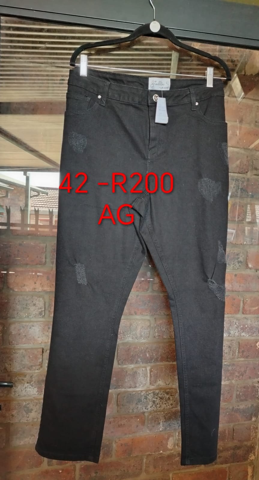 42 Swart Stukkende Staute Jean (AG)